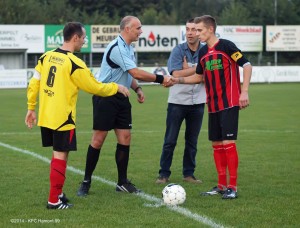 Trouwe supporter Simon Kums nam de aftrap namens broer en matchbalschenker Mark Kums (vloer- en tegelwerken).