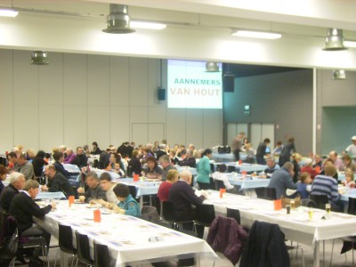 Zondagmiddag. Tijdens het aanschuiven aan het buffet kan (stukje van) een KFC-presentatie bekeken worden.