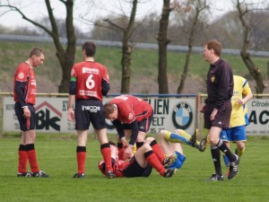 Arne Plessers en een Kadijk-speler geveld na een kopduel