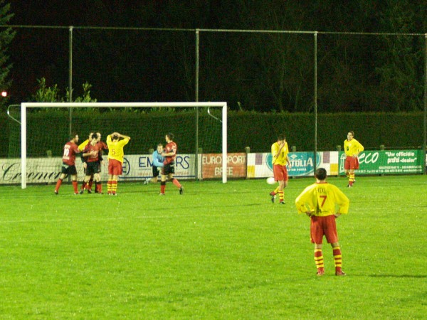 Andy Leynen heeft net de 1-0 gescoord.